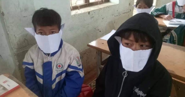 Giật mình khi thấy cảnh học sinh miền núi xứ Nghệ đeo khẩu trang giấy