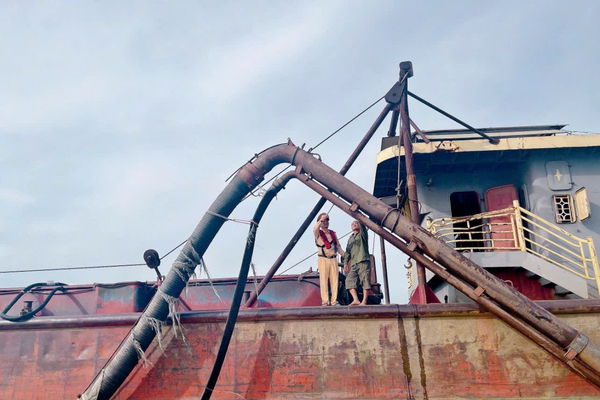 Hà Nội: Bắt giữ tàu hoán cải, hút cát trái phép trên sông Hồng