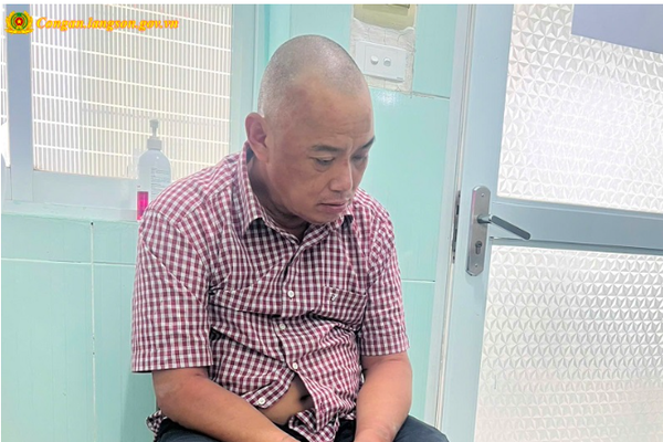 Bắt khẩn cấp đối tượng có biểu hiện loạn thần dí dao vào cổ cháu bé, đâm công an