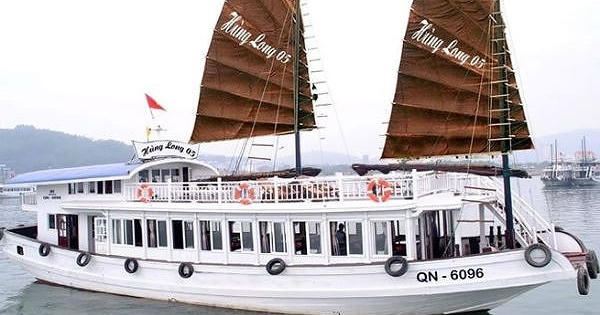 Đình chỉ tàu du lịch có thuyền viên đặt camera quay lén du khách tắm