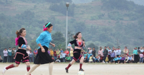 Độc đáo trận bóng, các cầu thủ “chân dài” trong trang phục đặc biệt