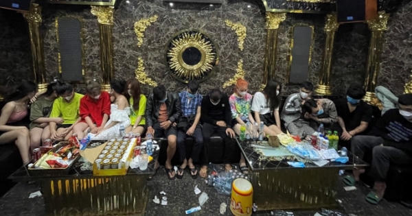 Đột kích quán karaoke bắt 16 đối tượng đang “bay lắc”