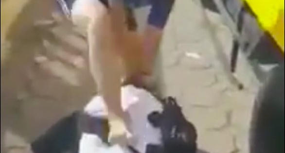 Phẫn nộ clip nữ sinh lớp 8 ở Hà Nội bị bạn đánh và đạp đến chấn thương cột sống