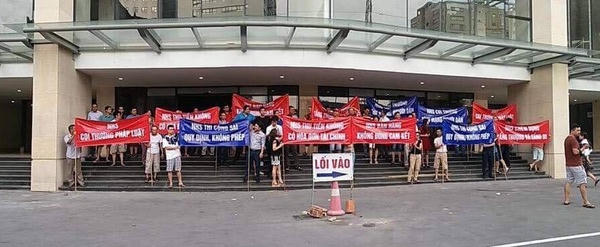 “Nội chiến chung cư”: Luật sư khuyến nghị cư dân không manh động để gây hệ lụy pháp lý