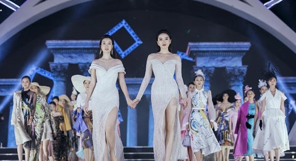 Hoa hậu Kỳ Duyên và hoa hậu Mỹ Linh đọ sắc với váy xẻ cao ngút mắt