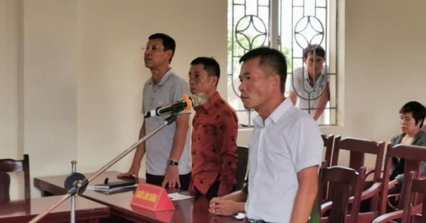 Lĩnh án tù vì đẩy cán bộ phường xuống hồ nước
