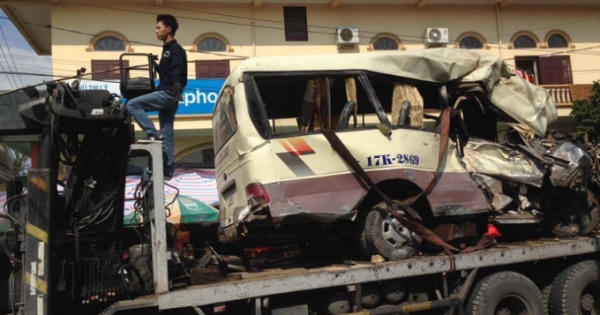 Quảng Ninh: Xe đi lễ chùa nổ lốp khiến hàng chục người thương vong