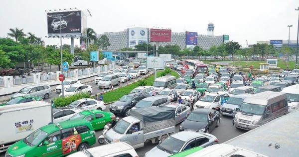 Đề xuất không gắn hộp đèn với xe hợp đồng dưới 9 chỗ: Taxi truyền thống lo bị “khai tử”