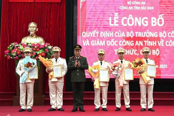 Bắc Kạn: Nhiều lãnh đạo cấp trưởng công an xung phong xuống cấp phó để sắp xếp bộ máy Bắc Kạn: Nhiều lãnh đạo cấp trưởng công an xung phong xuống cấp phó để sắp xếp bộ máy