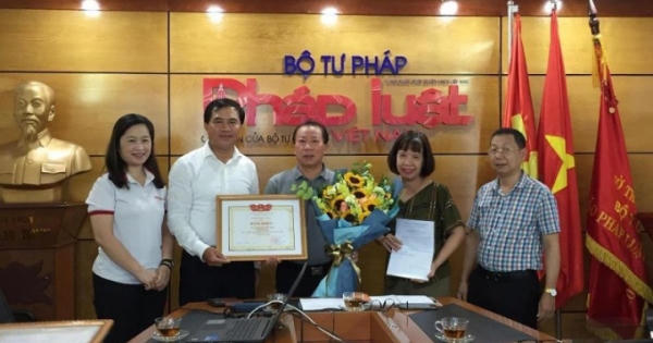 Báo Pháp luật Việt Nam nhận Bằng khen của Bộ trưởng Bộ Xây dựng