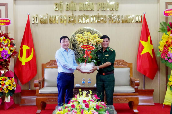 Long An: Phó Bí thư Thường trực Tỉnh ủy đến thăm, chúc mừng Bộ đội Biên phòng tỉnh