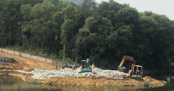 Hồ Đá Dựng bị xâm phạm