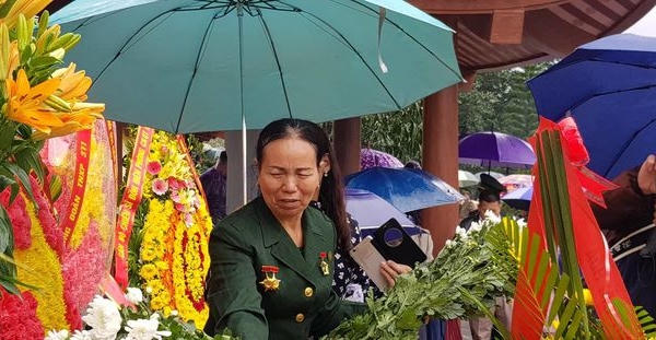 Giọt nước mắt tưởng nhớ đồng đội trên đỉnh Pò Hèn Giọt nước mắt tưởng nhớ đồng đội trên đỉnh Pò Hèn