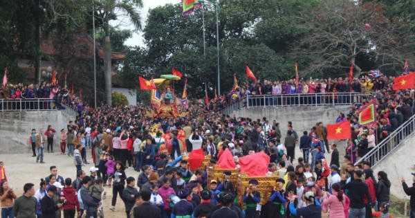 Du khách nô nức tìm về hội Đền Đông Cuông để chiêm bái và thưởng ngoạn các trò chơi dân gian Du khách nô nức tìm về hội Đền Đông Cuông để chiêm bái và thưởng ngoạn các trò chơi dân gian