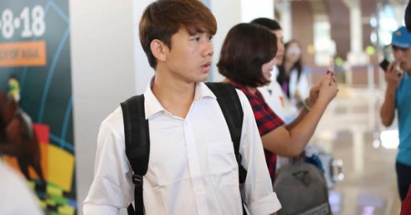 Olympic Việt Nam mỏi tay ký tặng ở sân bay Soekarno-Hatta trước giờ về nước