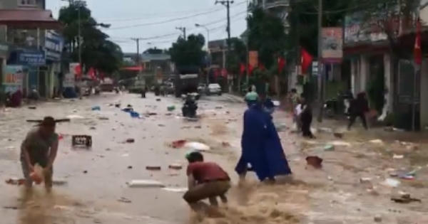 Clip người dân hò nhau "hôi của" giữa dòng nước lũ