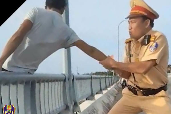 Lực lượng CSGT kịp thời ngăn chặn người đàn ông định nhảy cầu tự tử