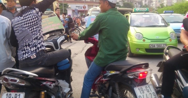 Motor taxi: Vật vã nghề “câu cá trên đường”
