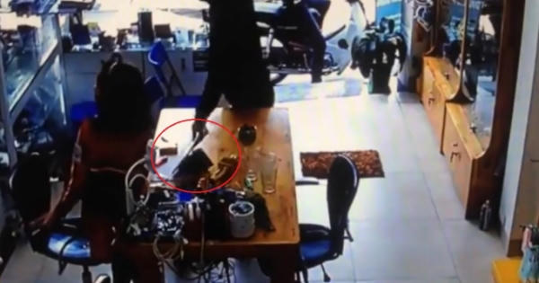 Tên cướp táo tợn, lao vào cửa hàng điện thoại giật ipad rồi "tẩu thoát" Tên cướp táo tợn, lao vào cửa hàng điện thoại giật ipad rồi "tẩu thoát"