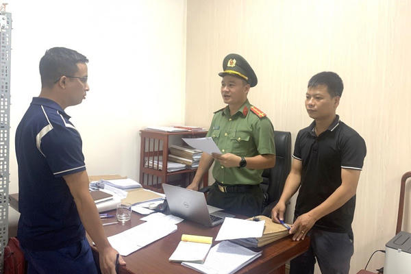 Bắt 9 đối tượng trong đường dây đưa lao động sang Trung Quốc làm việc "chui" Bắt 9 đối tượng trong đường dây đưa lao động sang Trung Quốc làm việc "chui"