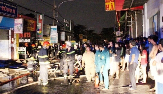 TP HCM: Cháy lớn liên tiếp 3 nhà dân, nhiều người kêu cứu