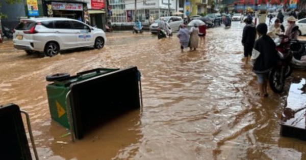 Trung tâm TP Đà Lạt ngập sâu sau trận mưa lớn kéo dài