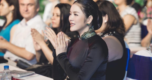 Lý Nhã Kỳ gây “náo loạn” tại quảng trường Nguyễn Huệ