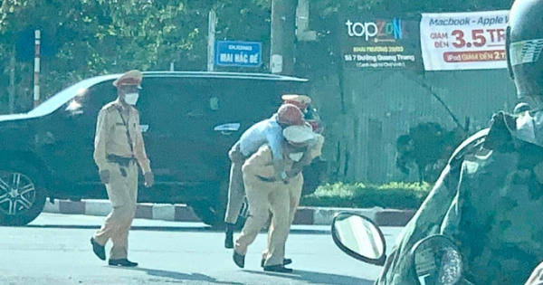 Cộng đồng mạng cảm kích với hình ảnh đẹp của CSGT giữa ngã tư đường