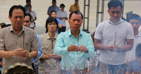 Tri ân tháng 7 miền Trung, báo Pháp luật Việt Nam về thăm “vùng đất máu”