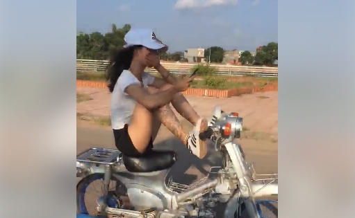 Clip: Cô gái lái xe bằng chân thách thức cộng đồng mạng