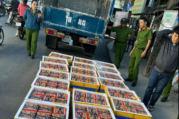 Tây Ninh: Chặn bắt đối tượng cất giấu 630kg pháo lậu trong các thùng xốp