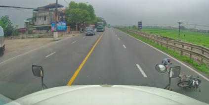 Video: Kinh hoàng cảnh người đàn ông đi xe máy bị container đâm trực diện nằm bất tỉnh