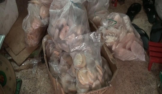 Đầy kho tôm, chả cá, mực “đểu” ở TP HCM