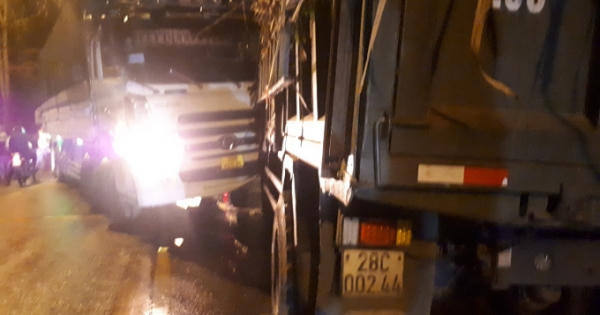 Quốc lộ 6 ùn tắc hàng giờ do tai nạn giao thông Quốc lộ 6 ùn tắc hàng giờ do tai nạn giao thông