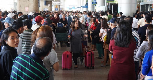 Biển người ở sân bay Tân Sơn Nhất chờ đón Việt kiều về quê ăn Tết