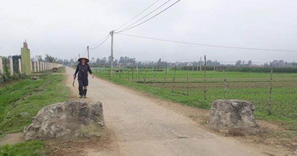 Hai trụ bê tông cản trở giao thông ở Nghệ An: Thành phố bảo phá dỡ, xã chờ ý kiến nhà thầu