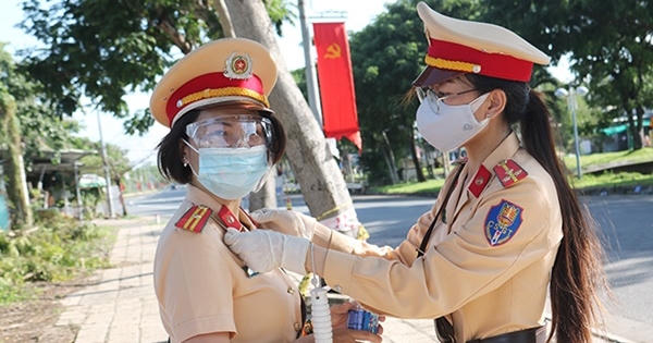 Những "bông hồng vàng" tham gia tuyến đầu chống dịch