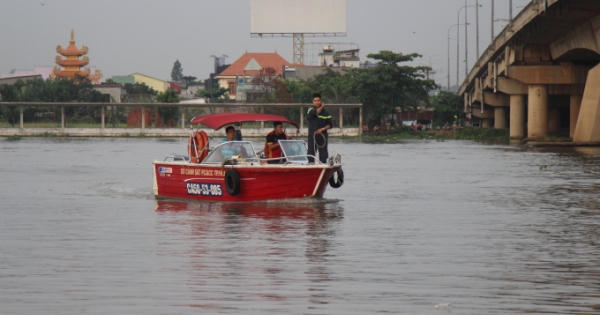 Người đàn ông mất tích bí ẩn để lại chiếc xe máy trên cầu