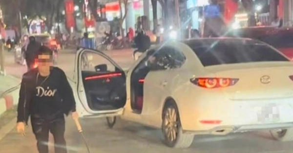 Hà Nội: Xác minh vụ lái xe ô tô Mazda 3 có hành vi đe dọa tài xế xe buýt