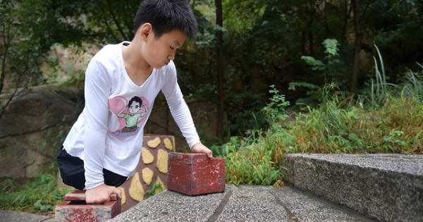 Cảm phục nghị lực của cậu bé 11 tuổi chinh phục ngọn núi nghìn mét bằng ‘hai tay’