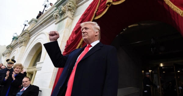 Chùm ảnh: Ông Donald Trump trong ngày đầu tiên trở thành Tổng thống