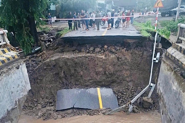 Khắc phục hạ tầng giao thông trên tuyến đường Trường Sơn Đông do ảnh hưởng bão số 13