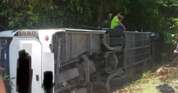 Quảng Bình: Xe khách lao xuống vực khiến 8 người chết, hàng chục người bị thương Quảng Bình: Xe khách lao xuống vực khiến 8 người chết, hàng chục người bị thương