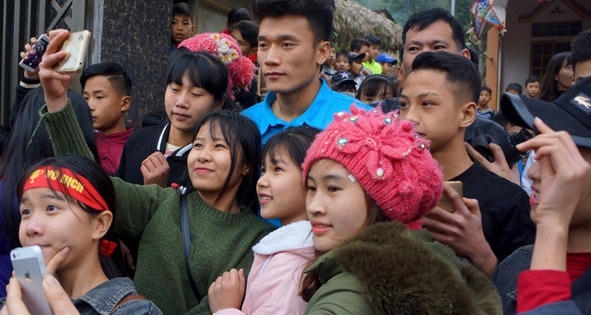 Anh em thủ môn Bùi Tiến Dũng đã về tới xứ Mường