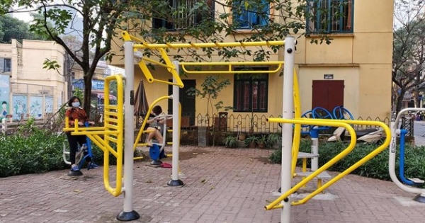 Người dân khu vực cách ly tại phố Trúc Bạch 'chống dịch COVID-19' bằng luyện tập thể dục thể thao