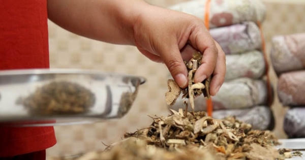 Vết cào cấu trên ngực vạch mặt lang băm