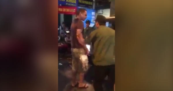 Tranh cãi gay gắt sự việc "người nước ngoài chặn xe quy tắc đô thị trên đường đi bộ"