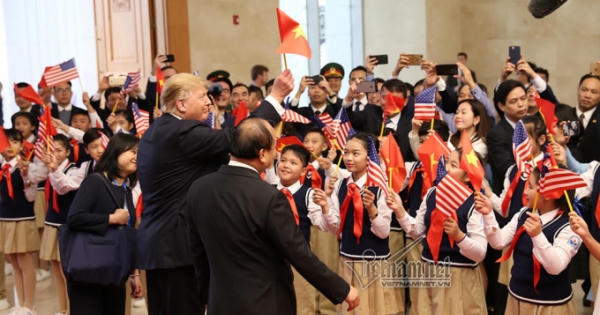 Thứ trưởng Ngoại giao nói về hình ảnh Tổng thống Trump cầm cờ Việt