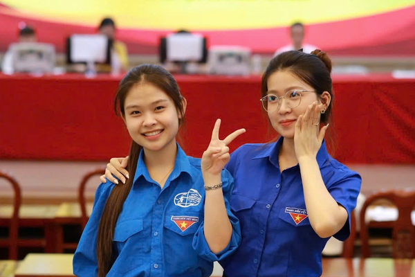 Nữ sinh Nghệ An nhiệt huyết với công tác cộng đồng, tình nguyện phục vụ sự kiện A80