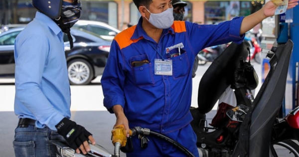 Giá xăng tiến sát ngưỡng 24.000 đồng/lít